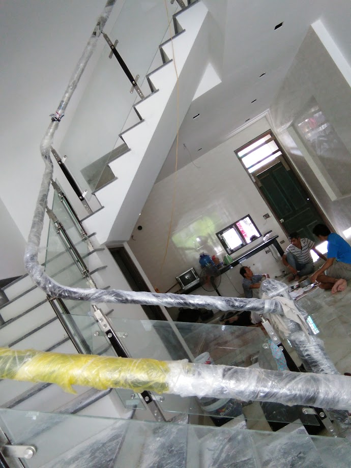 Cầu thang kính cường lực 